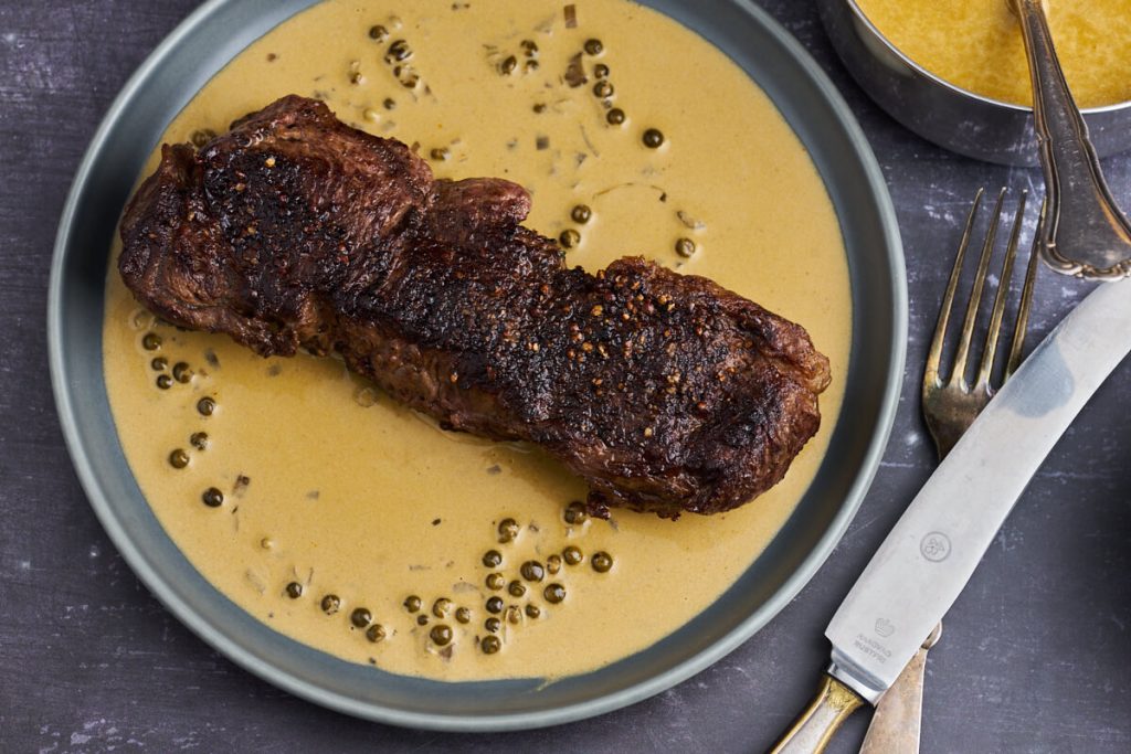 Peberbøf - Steak au poivre - Opskrift på den klassiske bøf