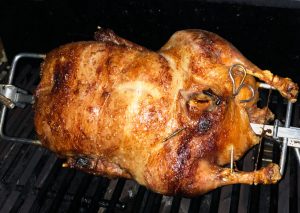 And der snurrer rundt på spydet på rotisseri i weber grill.