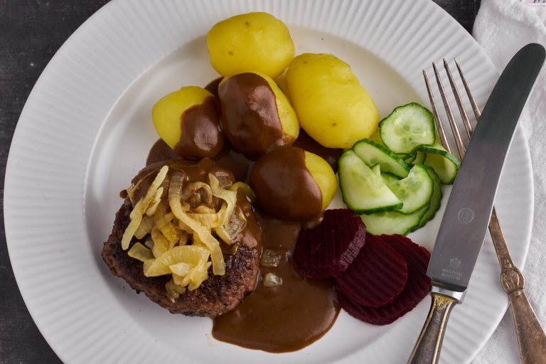 Dansk bøf med løg - Klassisk hakkebøf med bløde løg og sovs