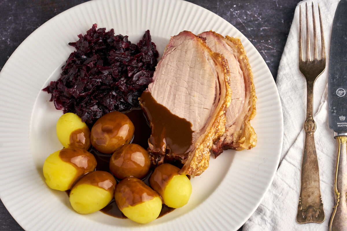 Flaeskesteg Med Det Hele Klassisk Dansk Med Sovs Og Kartofler