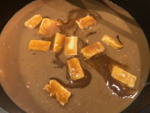 Ingredienser til karamel fudge i gryde