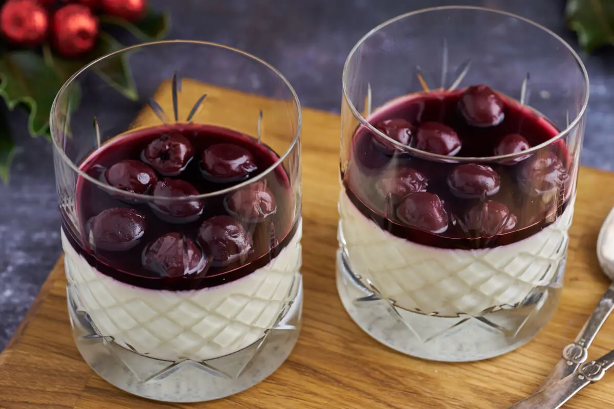 To glas med panna cotta med kirsebær