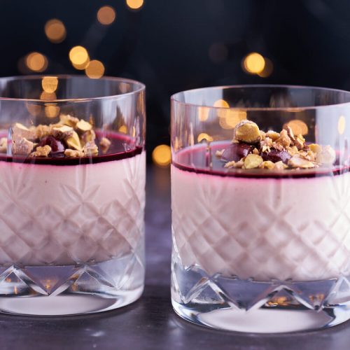 Portvinsfromage med kirsebærgele og brændte mandler i glas som juledessert