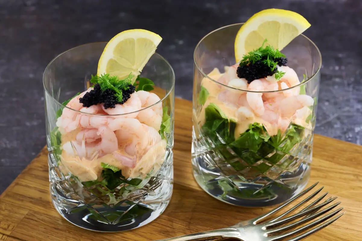 Rejecocktail med salat thousand island dressing rejer caviar dild og citron