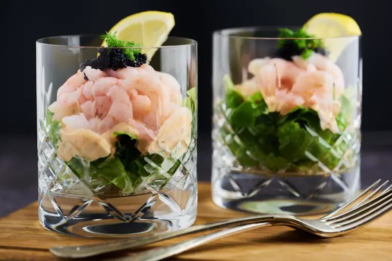Rejecocktail med thousand island dressing og caviar i glas