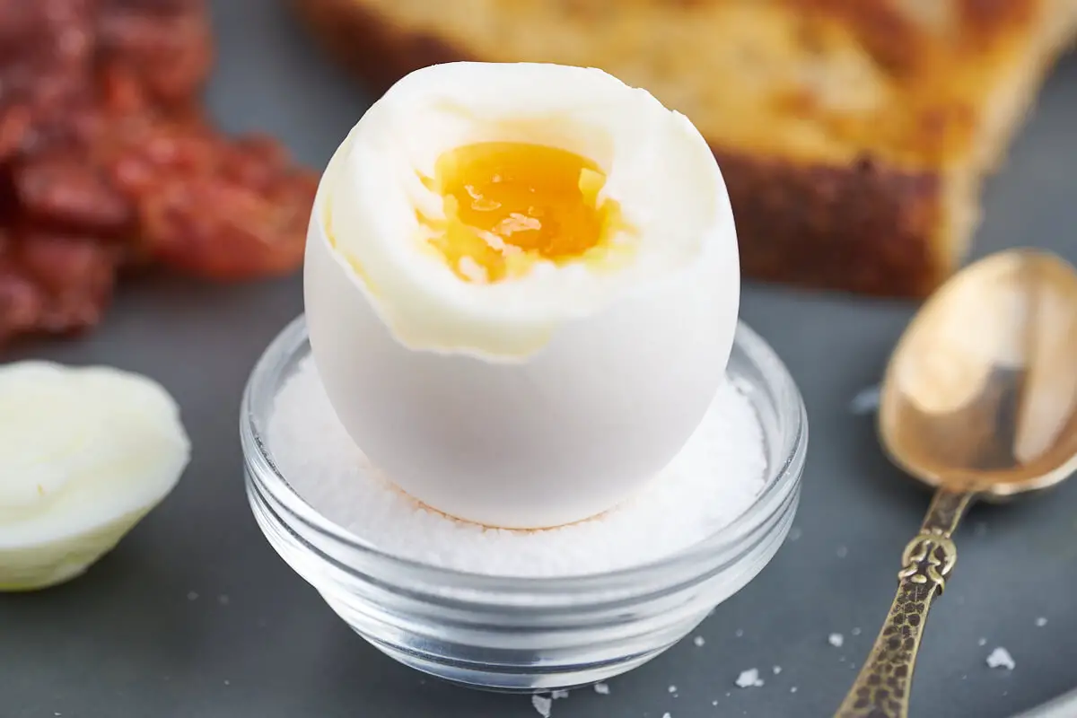 blødkogt æg med fast hvide og blød blomme til morgenmad