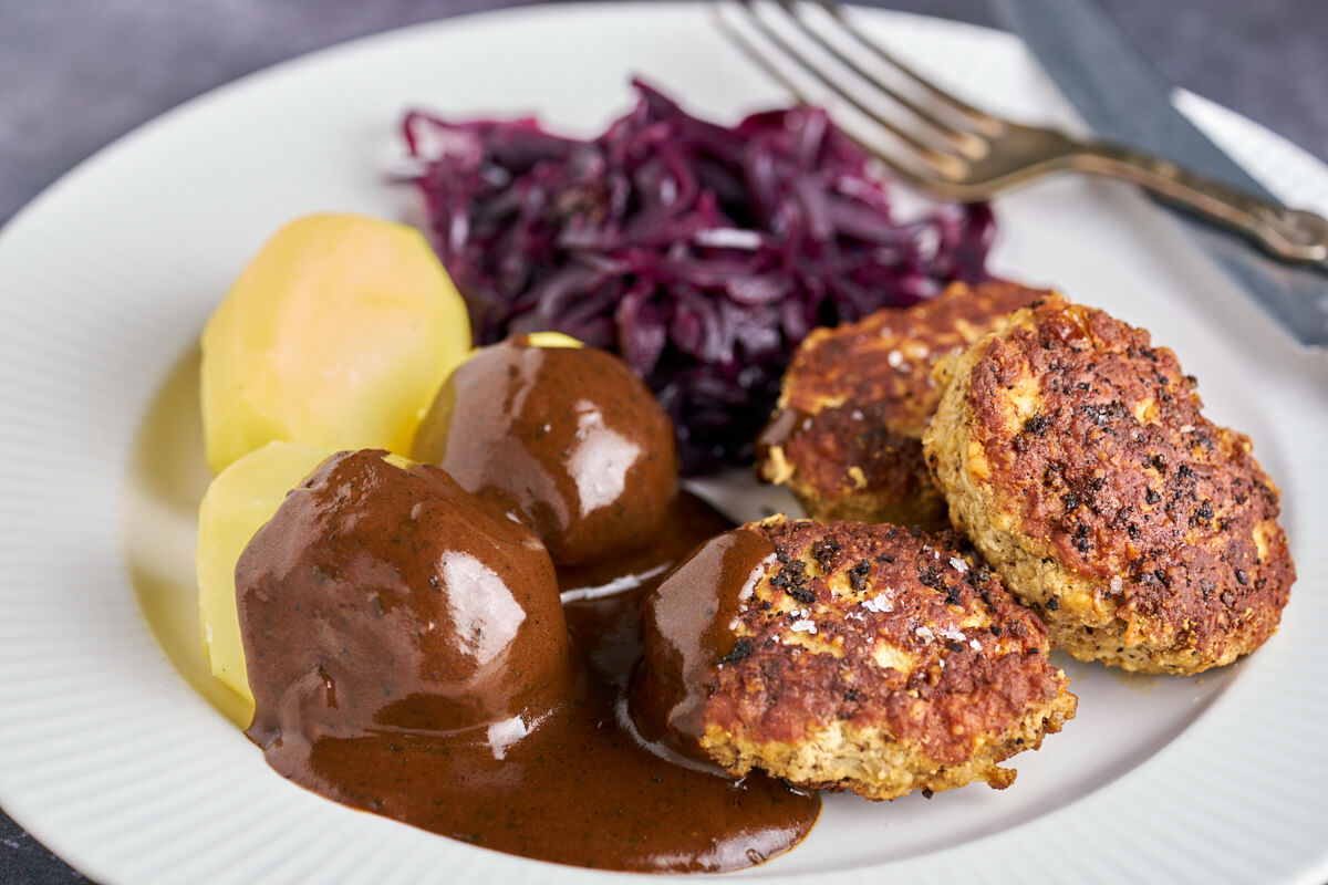Frikadeller Med Brun Sovs Opskrift Pa Klassisk Dansk Mad