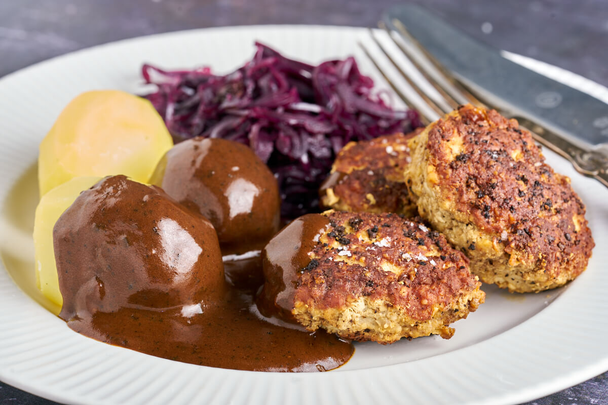 Frikadeller Med Brun Sovs Opskrift Pa Klassisk Dansk Mad