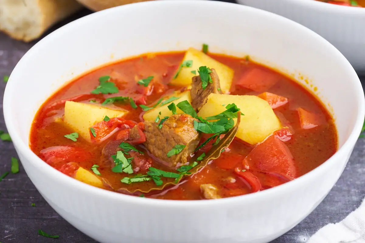 varm klassisk ungersk gullash suppe med kartofler og kød