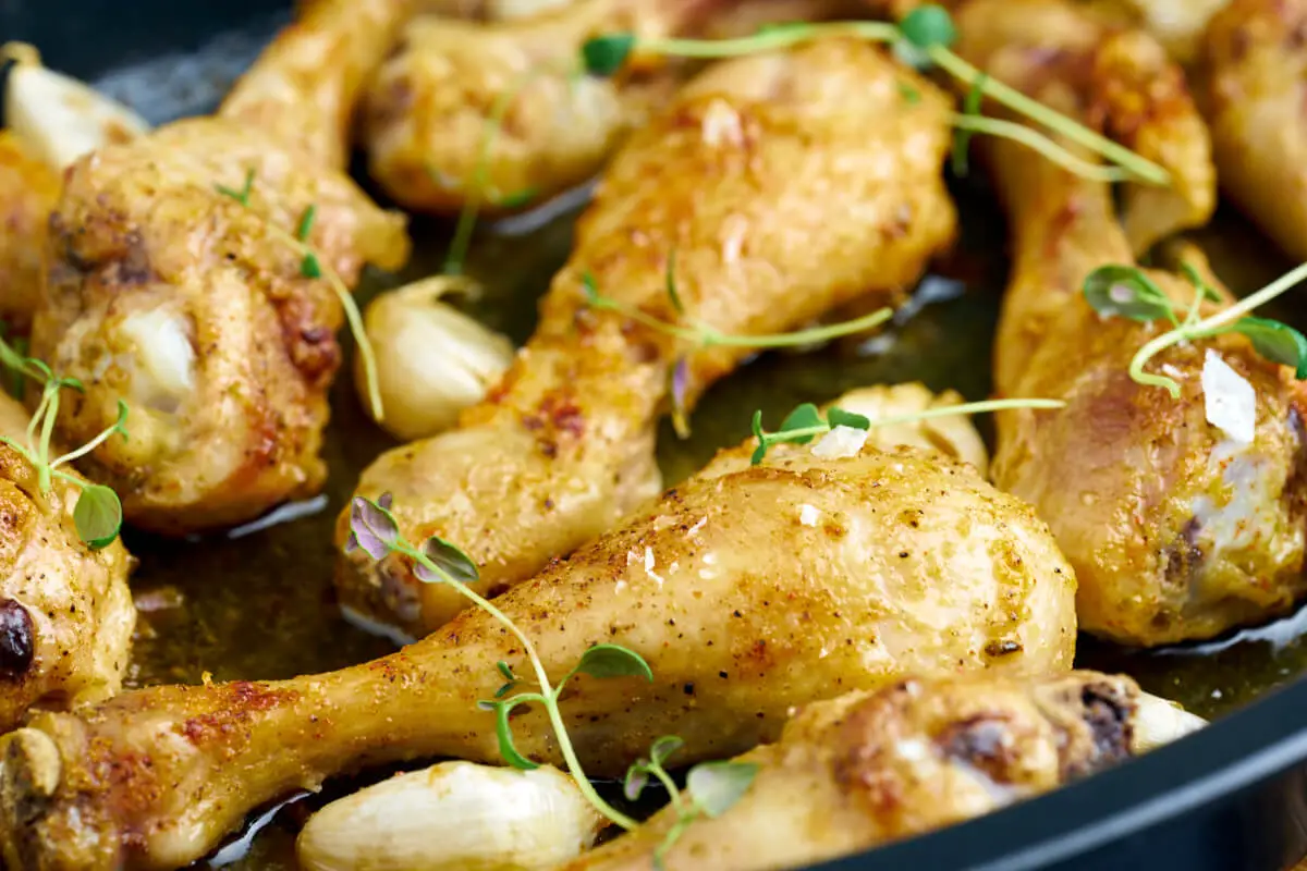 lækre saftige kyllingelår i ovn med hvidløg og andre krydderier
