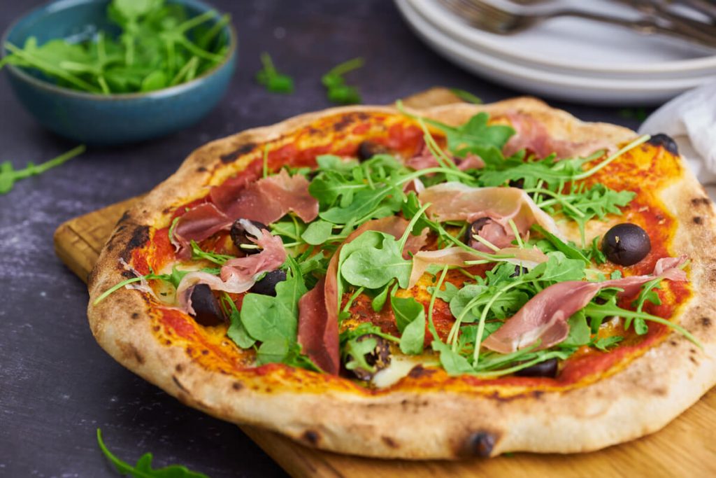 Pizza med parmaskinke og rucola - Hjemmelavet pizza parma