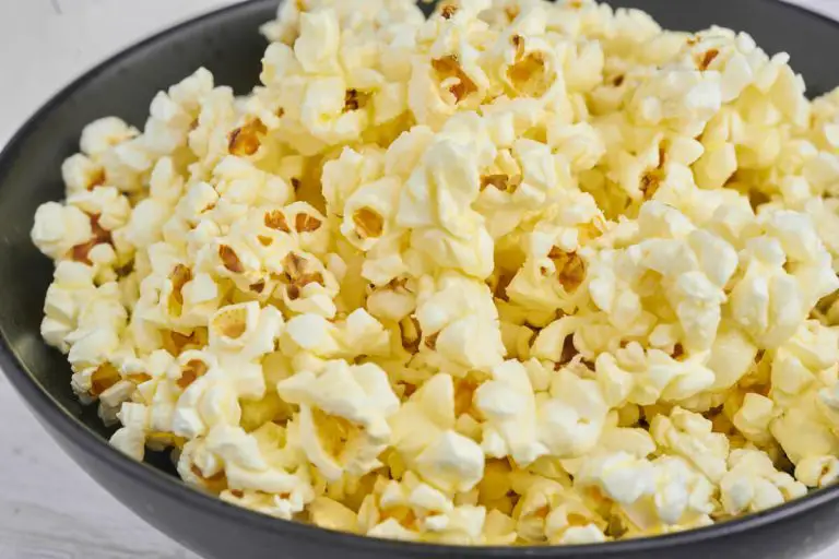 popcorn med smør i sort skål