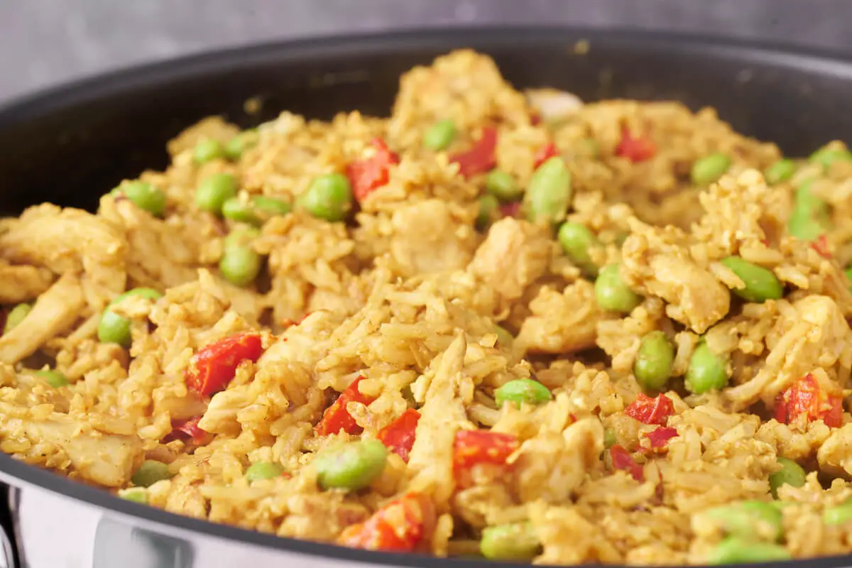 nem omgang stegte ris i pande med grøntsager og kylling