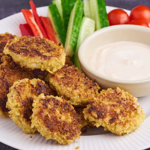 vegetar nuggets af knoldselleri serveret med dressing og gnavegrønt