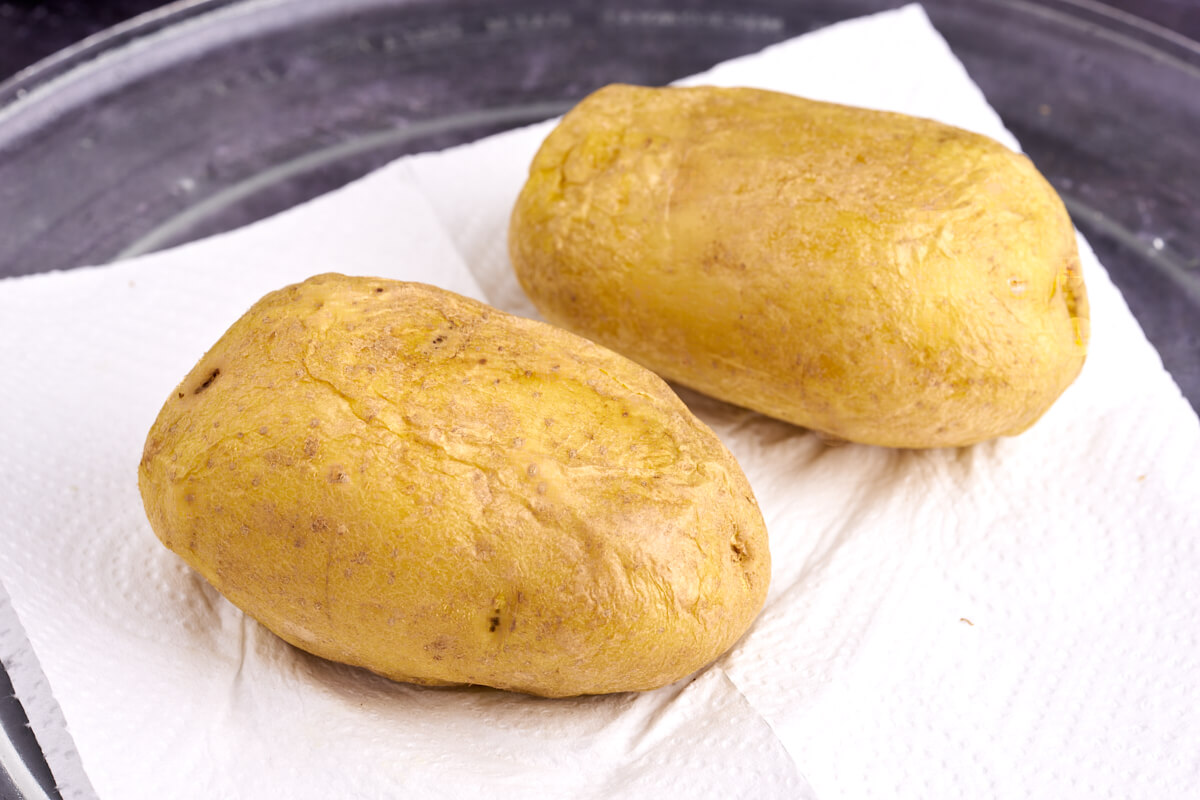 Bagekartofler kan tilberedes på køkkenrulle i mikroovnen