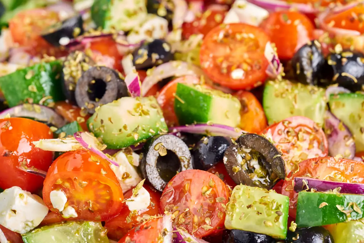 græsk salat med feta, oliven, agurk, rødløg og tomat og græsk dressing