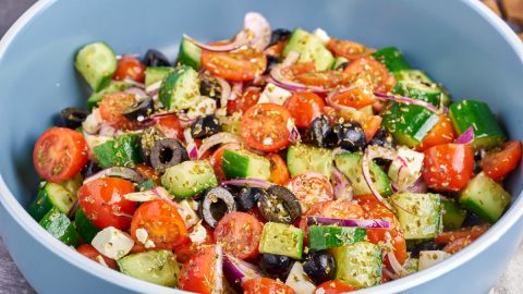 græsk salat med agurk, tomat, oliven, rødløg og en god dressing
