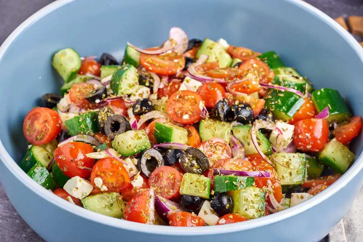 græsk salat med feta, agurk, tomat, oliven, rødløg og en god dressing