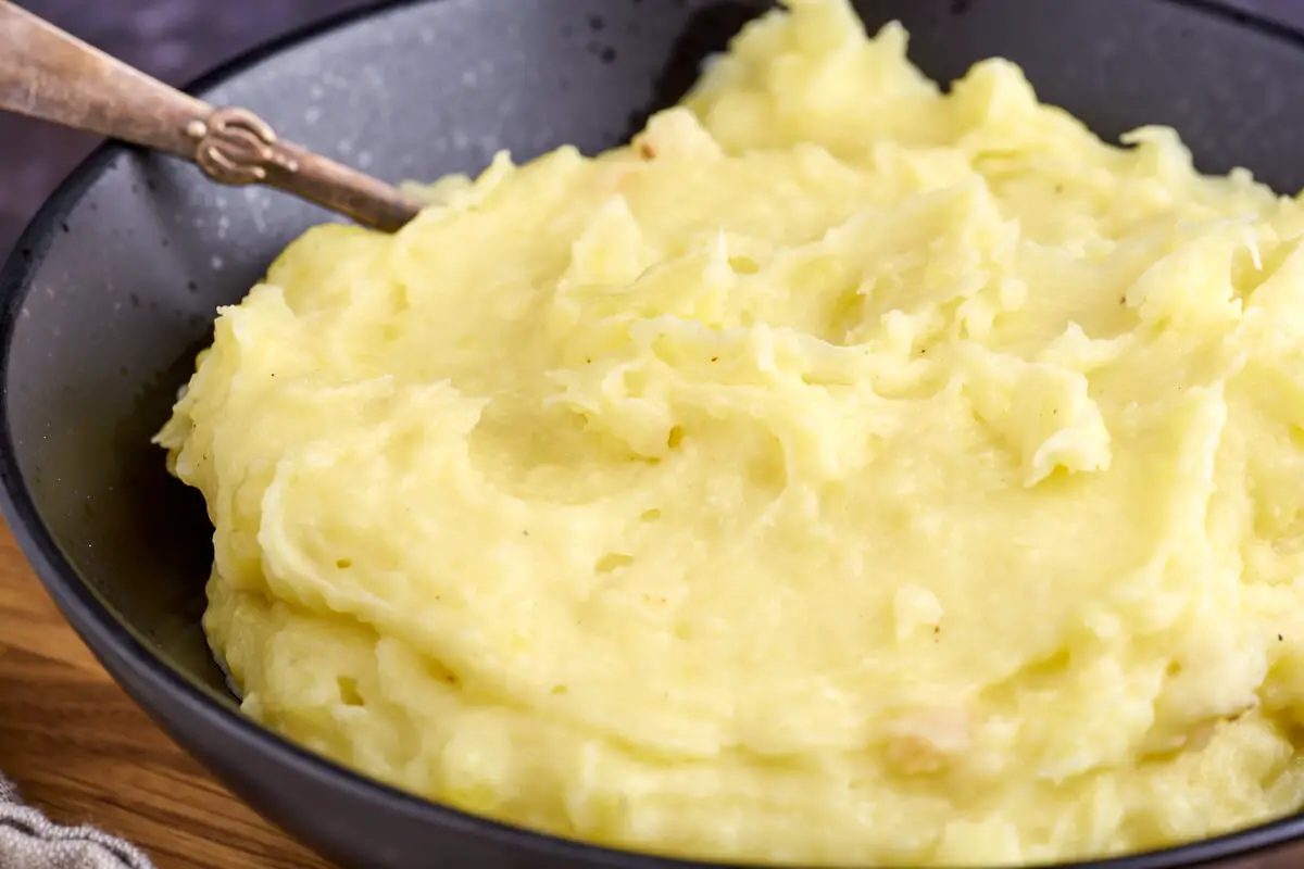 Skål med hjemmelavet kartoffelmos til gryderetter