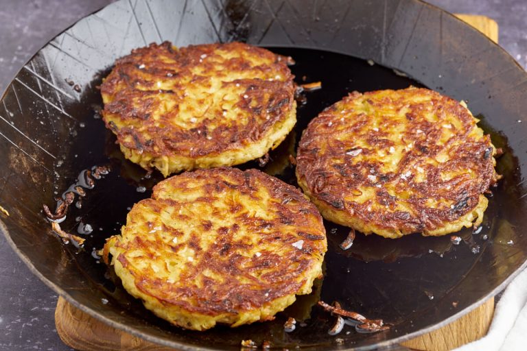 3 hjemmelavede kartoffelrösti på sort pande