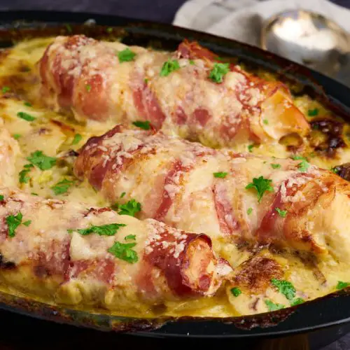 kylling i fad med kartofler og porre med parmesan og persille på toppen