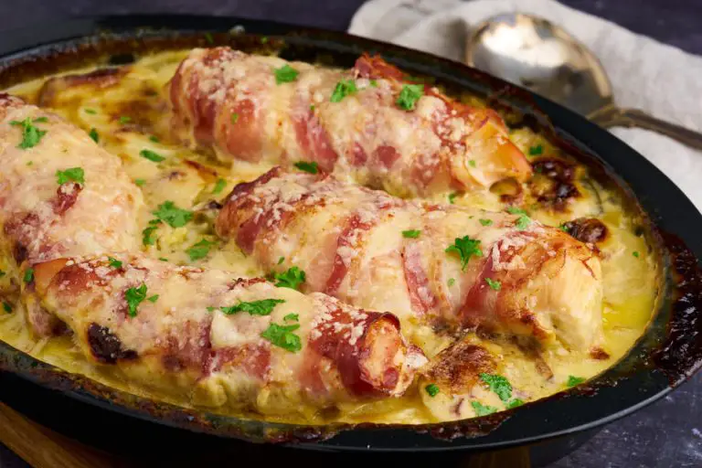 kylling i fad med kartofler og porre med parmesan og persille på toppen