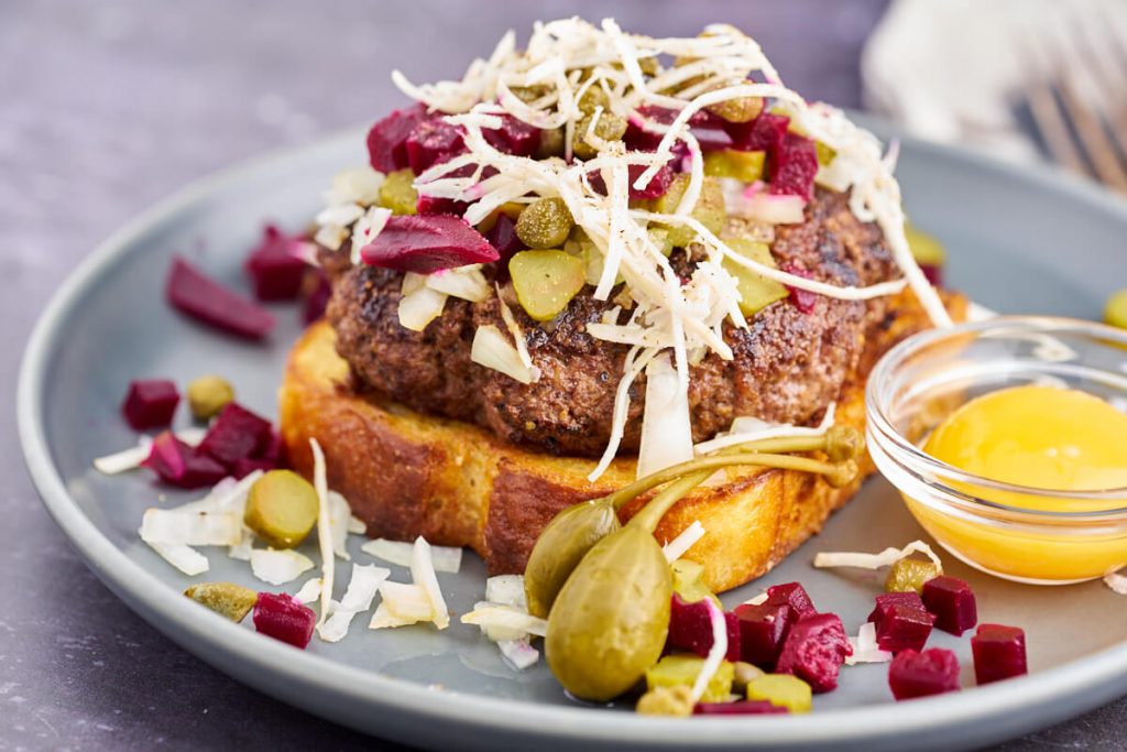 Pariserbøf - Opskrift på klassisk bøf på smørristet brød med topping