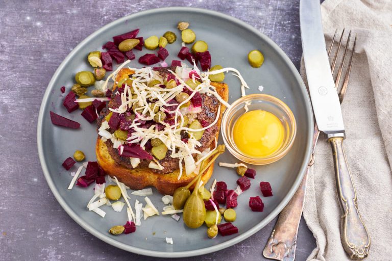 Pariserbøf - Opskrift på klassisk bøf på smørristet brød med topping