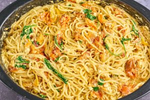 fad med spaghetti og sauce af feta og bagte tomater vendt med spinat