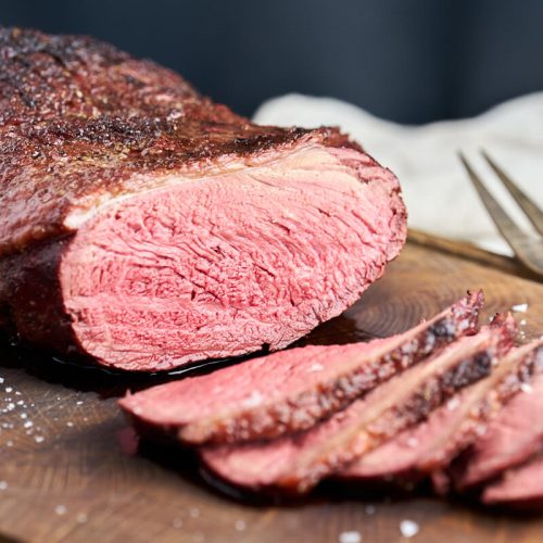 reverse seared okseculotte skåret i skiver på skærebræt