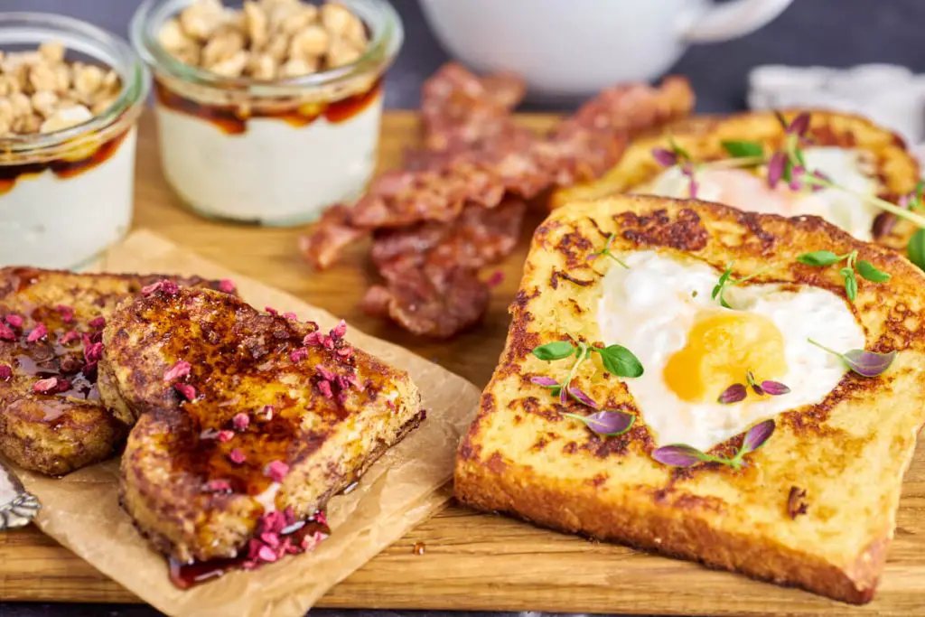 Brunch / mad til Valentinsdag med french toast, æg, bacon og yoghurt