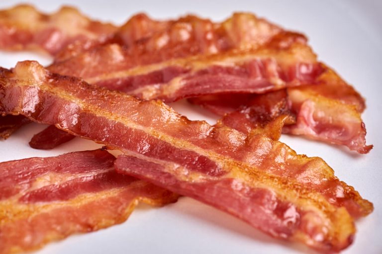 skiver af sprød bacon lavet i ovn.