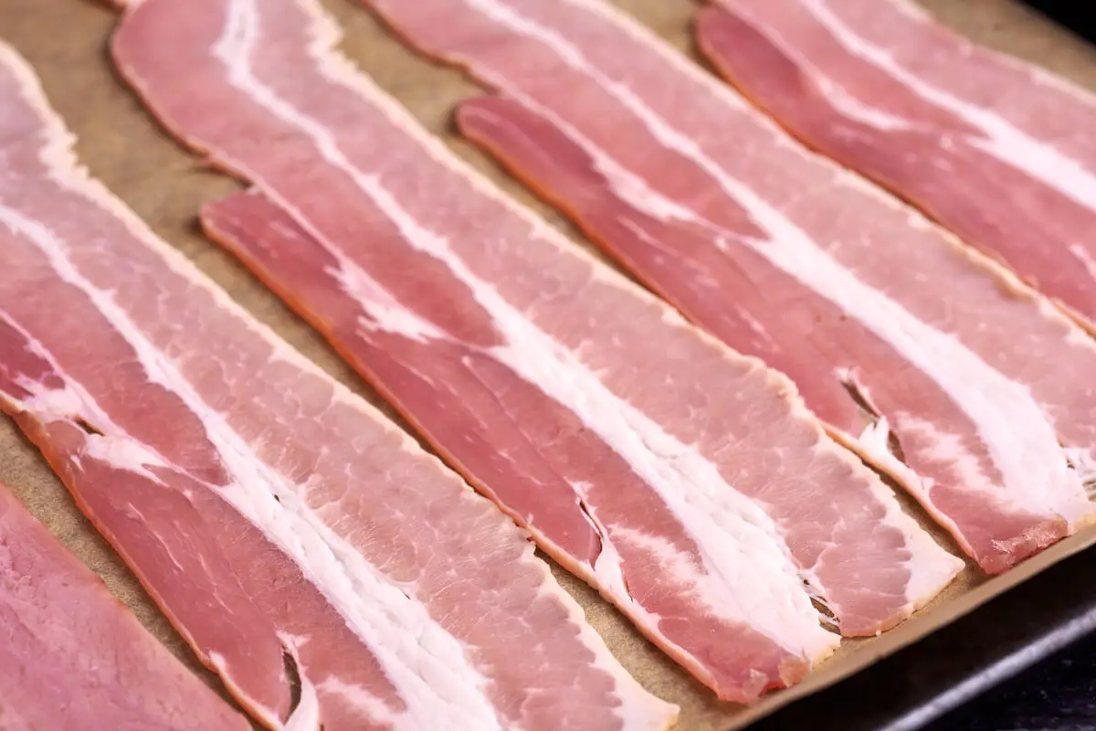 bacon der skal laves i ovn på bageplade med bagepapir