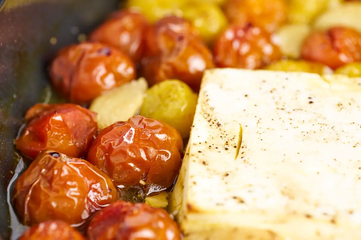 Bagt feta i ovn i fad med tomater og hvidløg