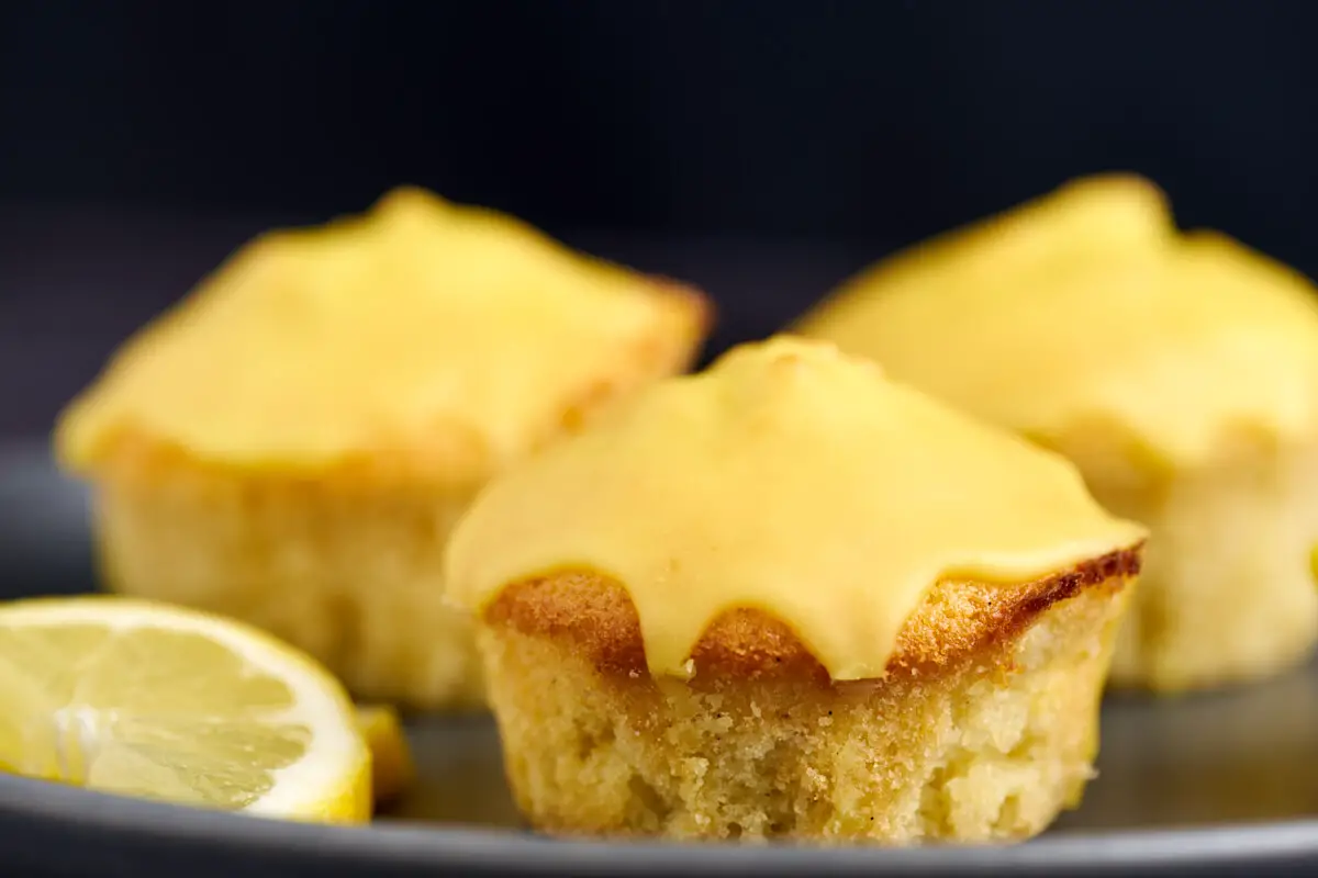 nemme citronmåne-muffins med citronglasur på tallerken