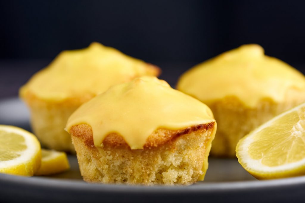 små citronmåner bagt som muffins med citronglasur.