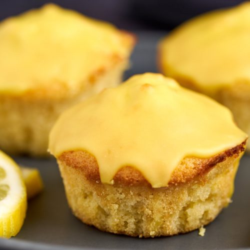 3 stk citronmåne-muffins med gul glasur på tallerken