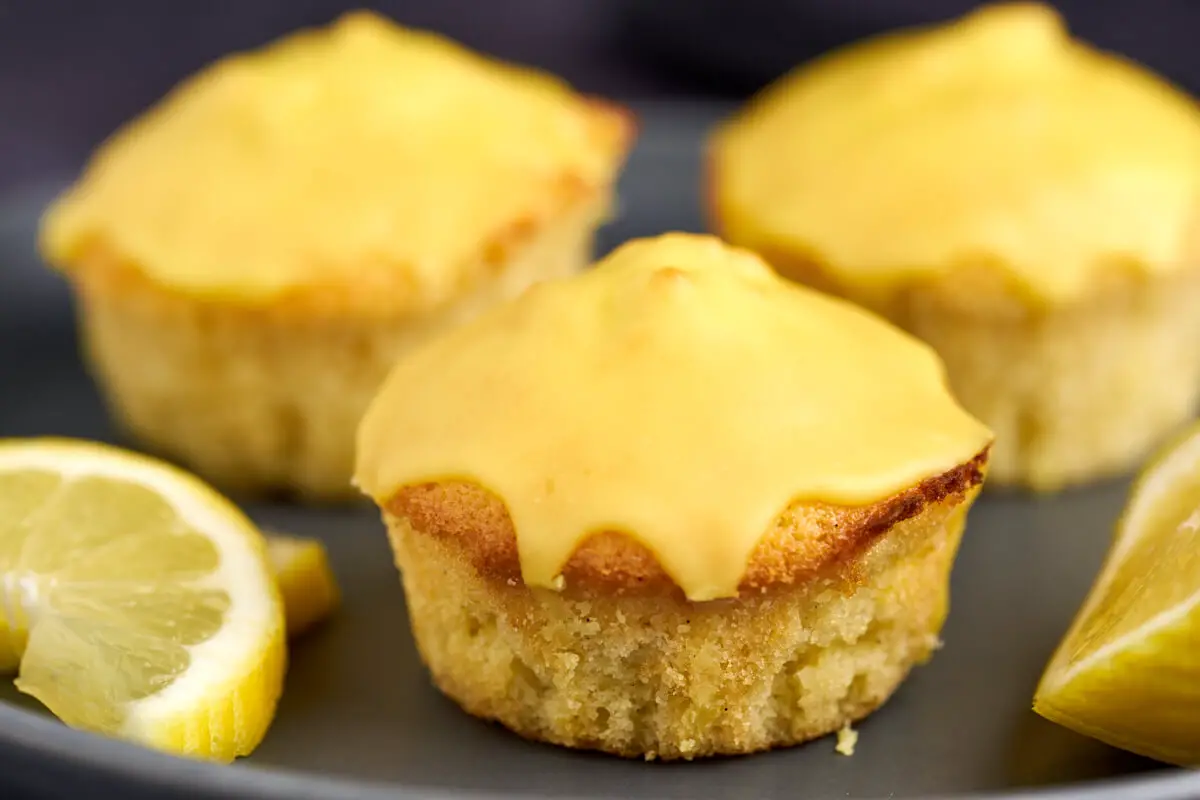 3 stk citronmåne-muffins med gul glasur på tallerken