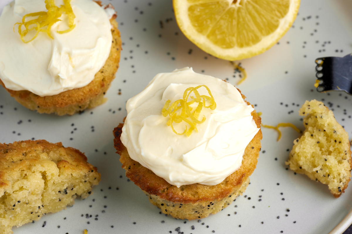 citronmuffins med birkes og frosting på tallerken sammen med en citron