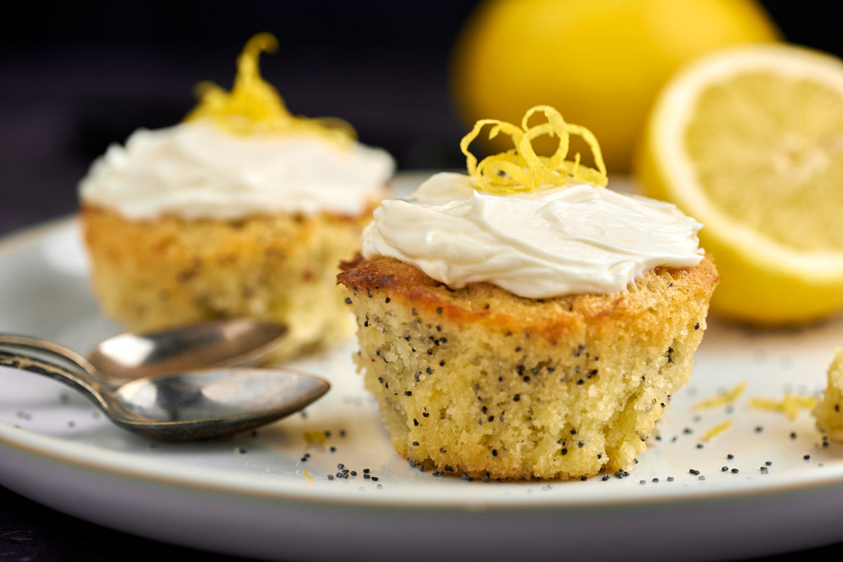 to citronmuffins med birkes og frosting på toppen samt revet citronskal