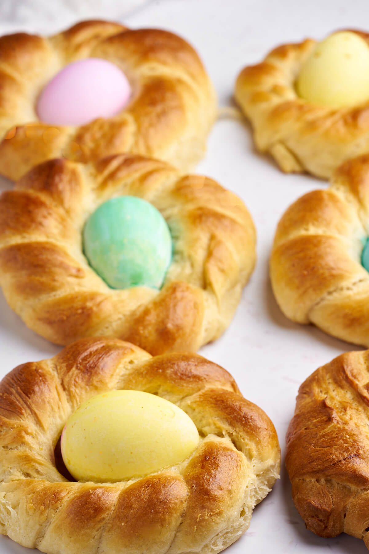 italienske påskeæg med farvede æg i midten.