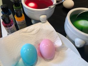 farvning af rå æg med frugtfarve