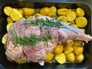 lammekølle oven på kartoflerne klar til ovnen.