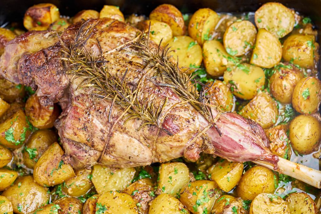 Lammekølle i ovn med kartofler Opskrift på ovnstegt lammekølle