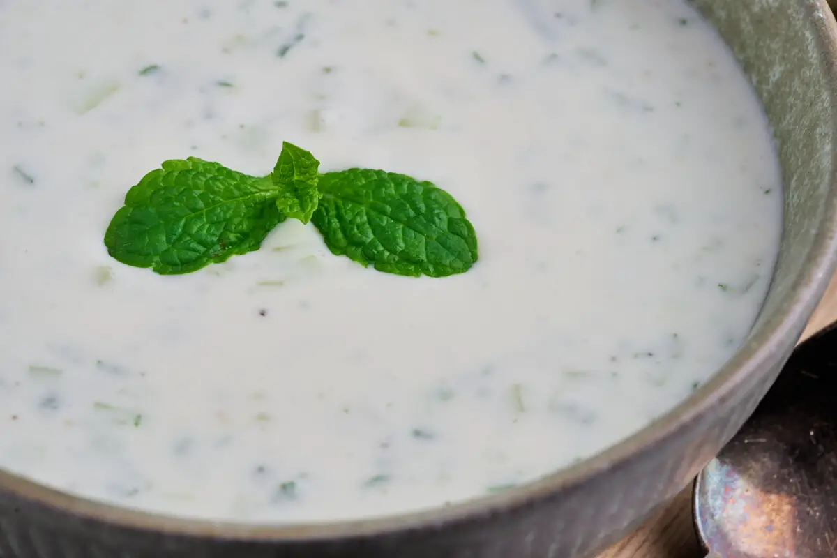 skål med indisk yoghurt dressing med agurk og mynte