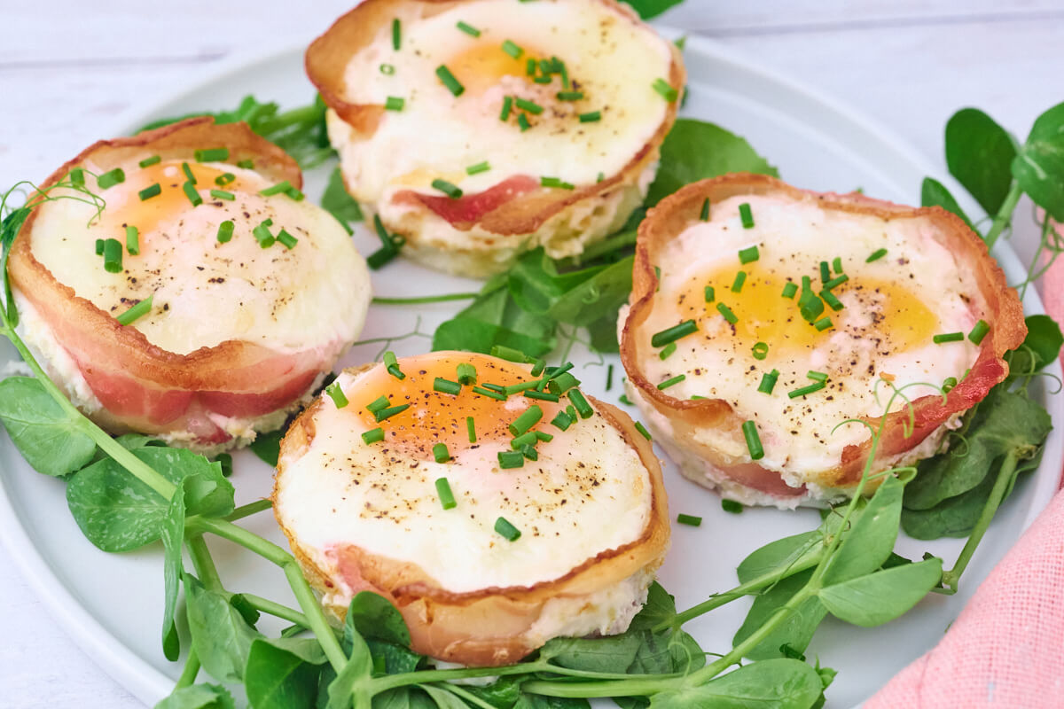 fad med servering af æg og bacon i muffinsforme.