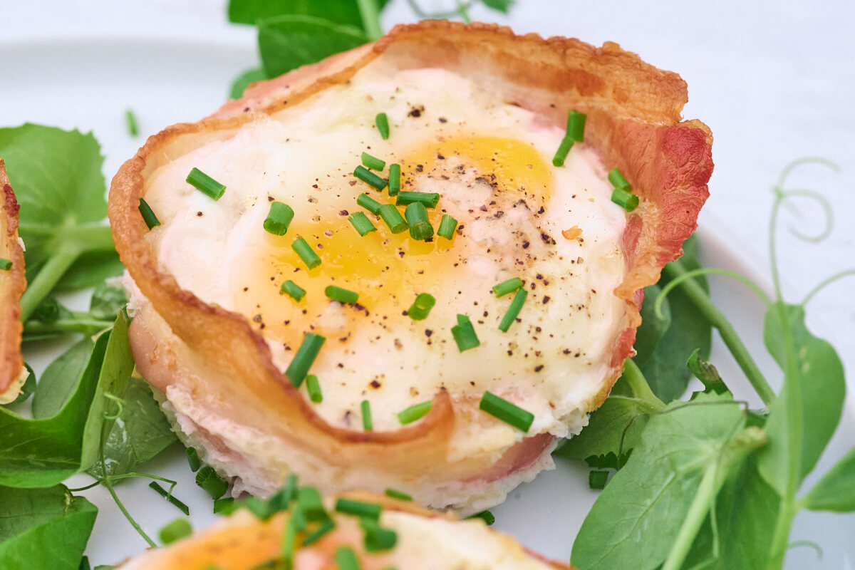 færdigbagt æggemuffin med sprød bacon rundt om.