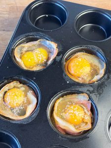 æggene slås ud når baconen er forbagt.