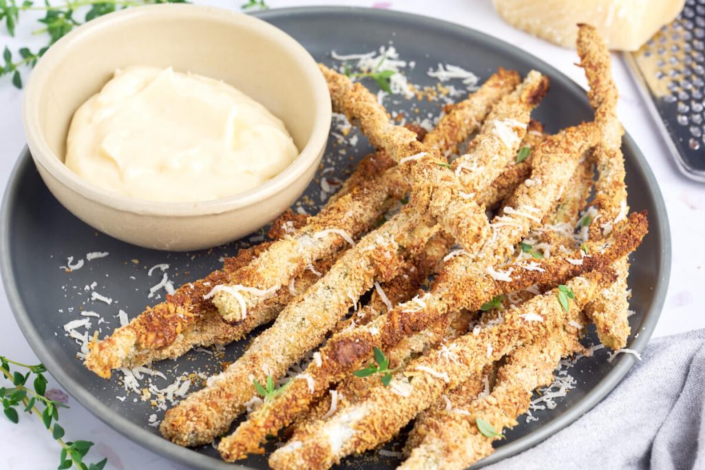 sprøde aspargesfritter med parmesan og hvidløgsmayo til.