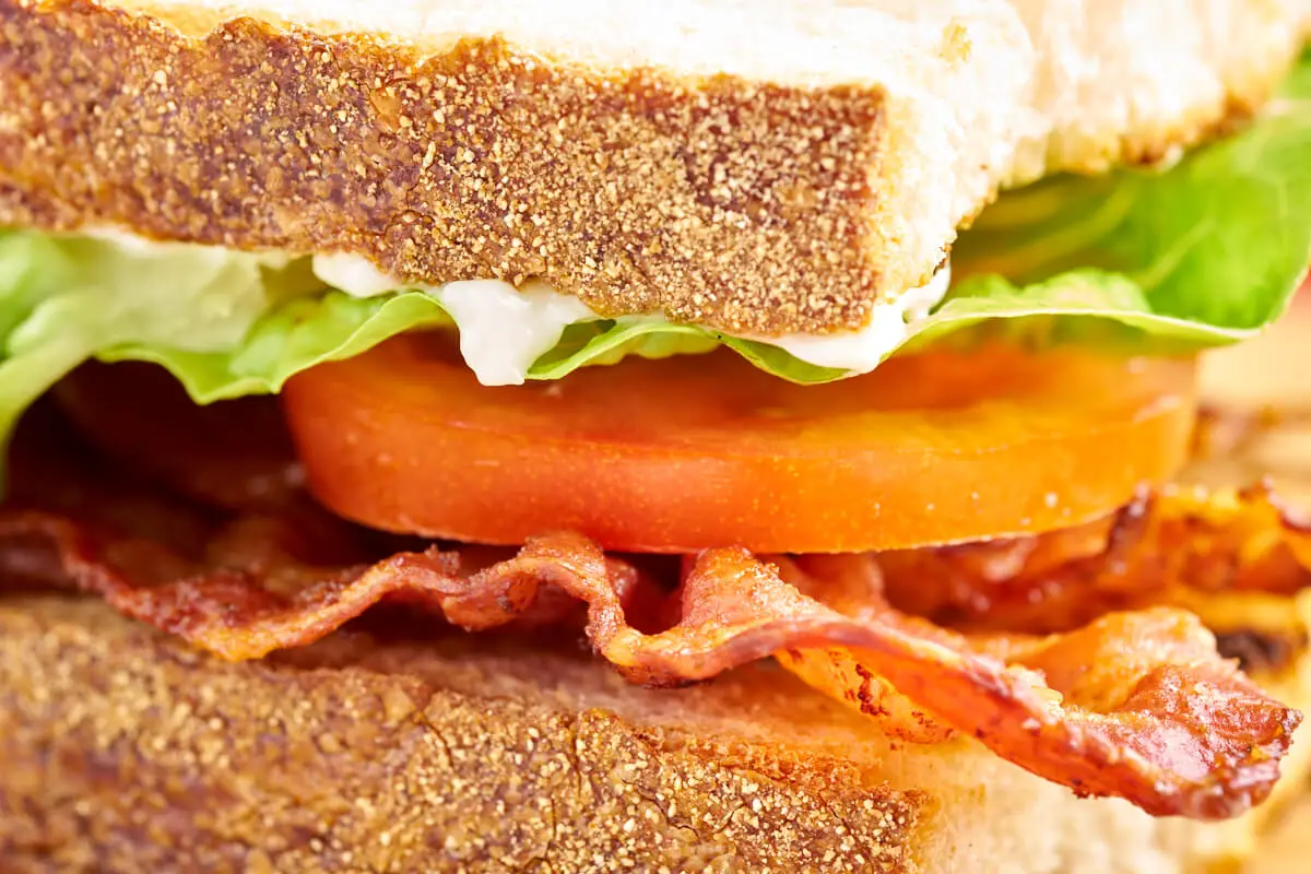 BLT sandwich med bacon, tomat og salat samt mayonnaise
